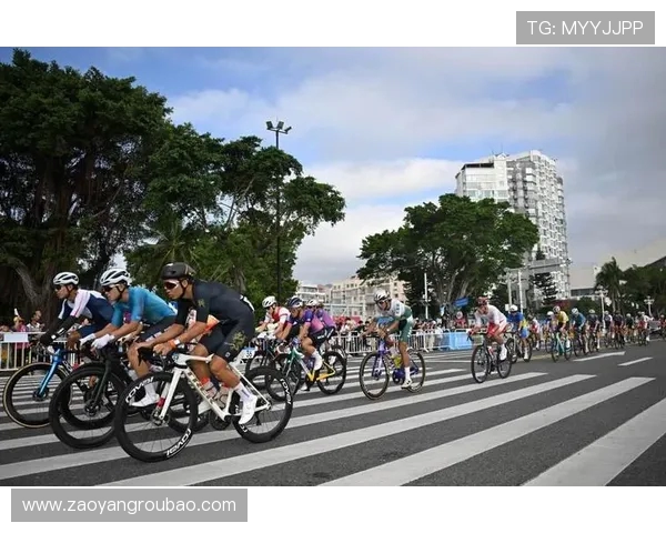 自行车选手比赛中的霹雳爆发